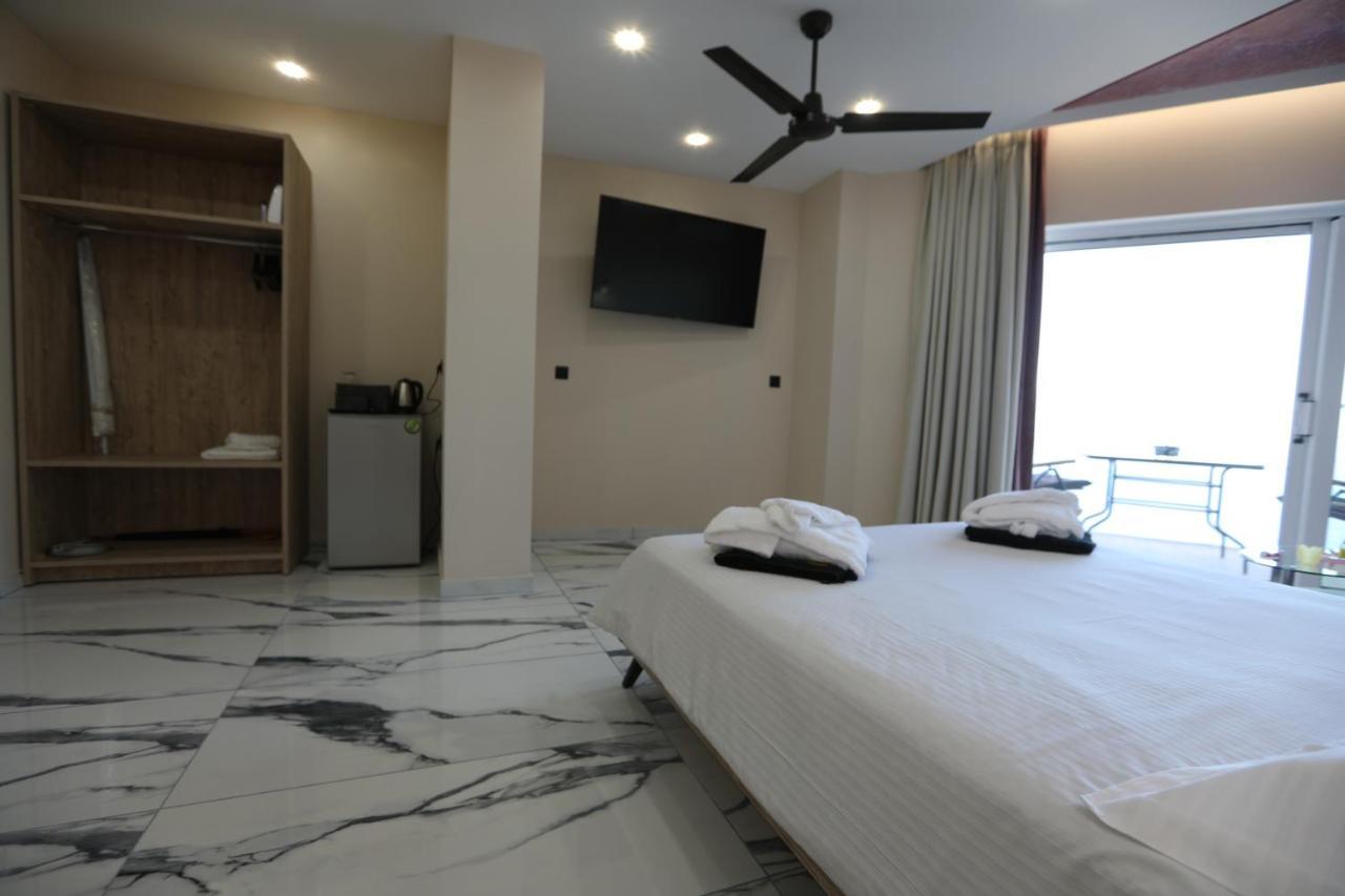 Golden Fox Studios And Suites Lakones Bagian luar foto