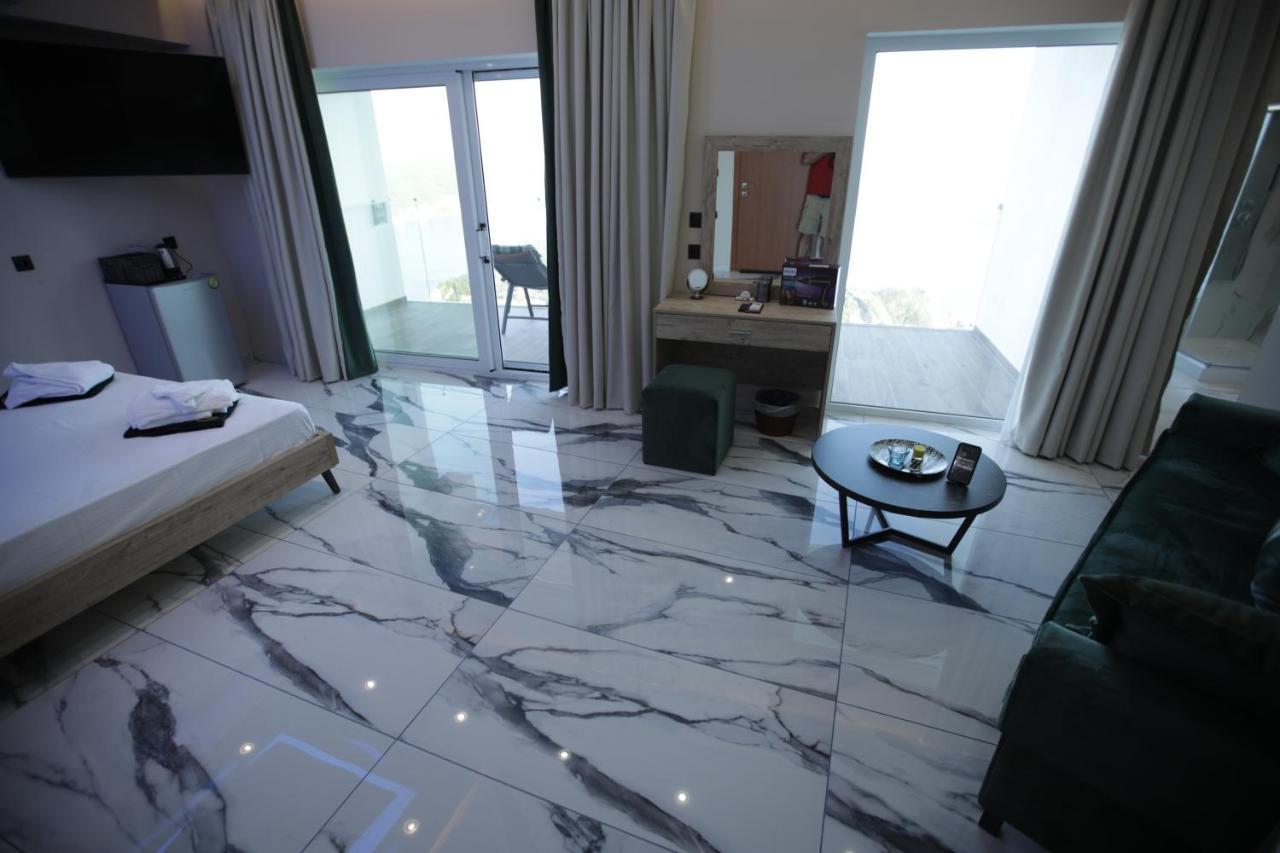 Golden Fox Studios And Suites Lakones Bagian luar foto