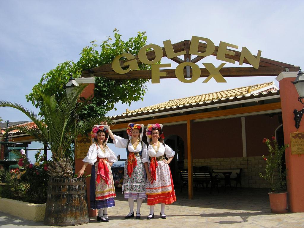 Golden Fox Studios And Suites Lakones Bagian luar foto