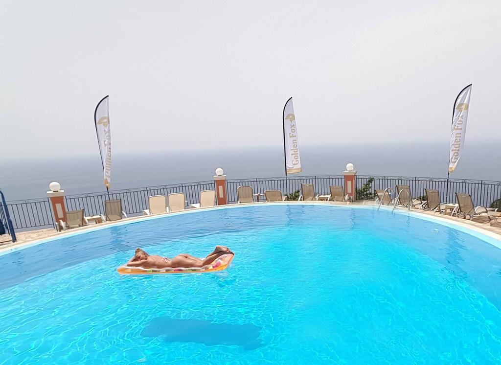 Golden Fox Studios And Suites Lakones Bagian luar foto