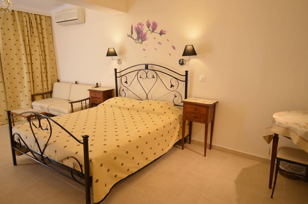 Golden Fox Studios And Suites Lakones Bagian luar foto