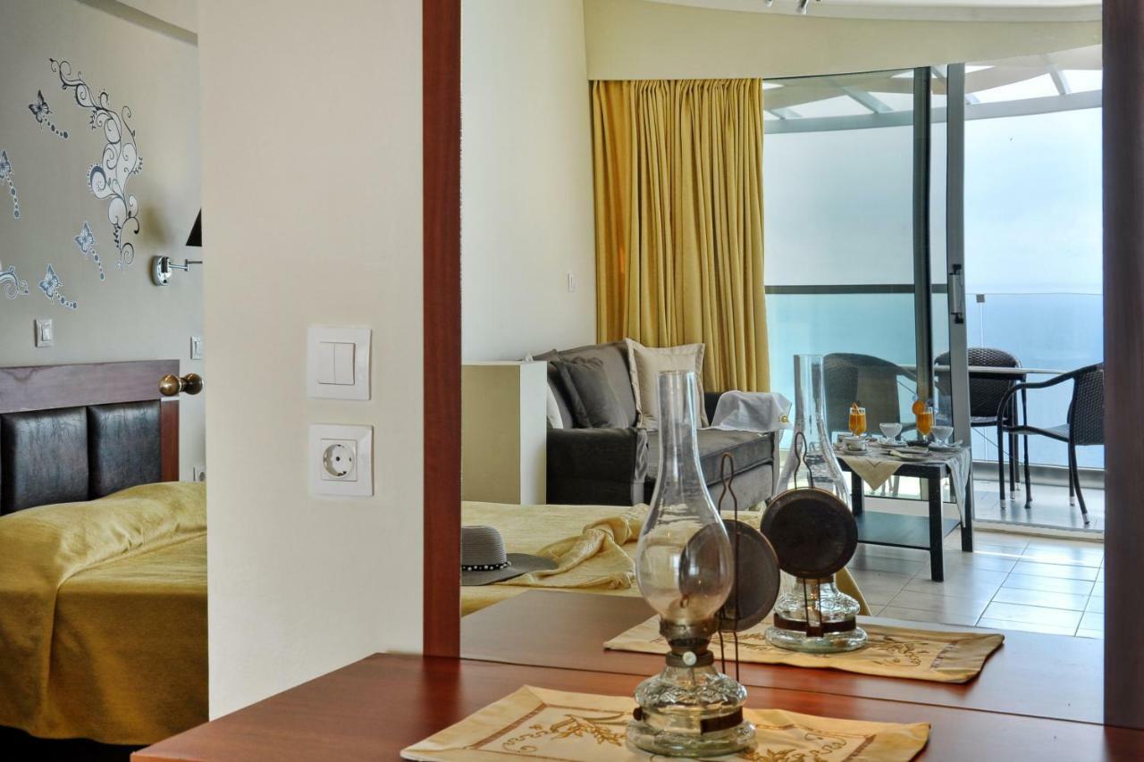 Golden Fox Studios And Suites Lakones Bagian luar foto